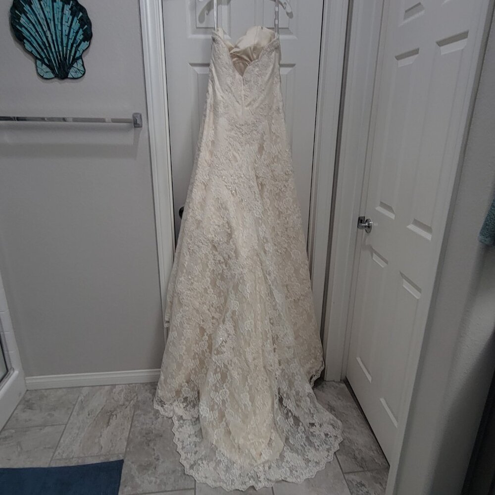 The Alfred Angelo Sapphire wedding dress in size 10